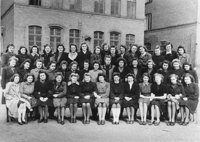 1944 / 1945: Berufsschule_für Schneiderinnen am Prenzlauer Berg in Berlin (Foto: aus Fotoband