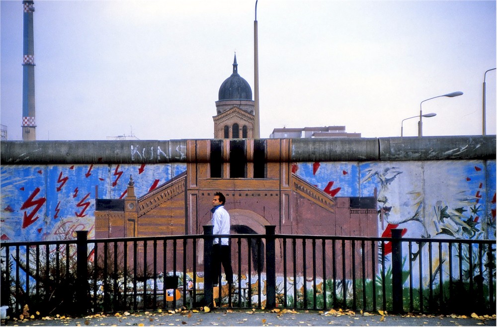 Yadegar Asisi bei der Bemalung der Berliner Mauer am Engelbecken 1987: Die kath. Kirche St. Michael wird visuell rekonstruiert (Foto © Dieter Palm)