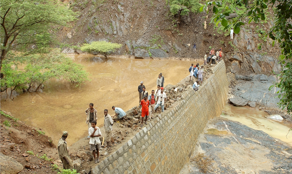 Rund 900 kleine Staudämme wurden in den vergangenen Jahren gebaut und sichern die Wasserversorgung. Foto: M. Zimmermann)