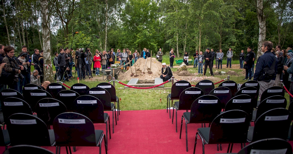 Die Leere Stühle im Angesicht einer Flüchtlingstragödie unvorstellbaren Ausmaßes. (Foto: Nick Jaussi)