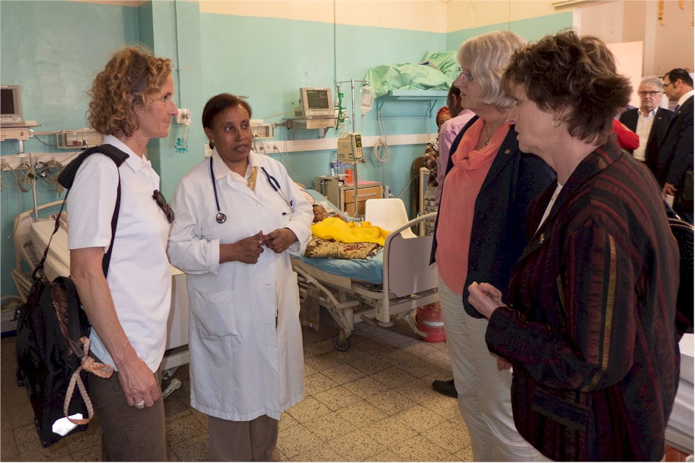 Parlamentarier besuchen 2016 eine Kinderklinik in Asmara - Eritrea (Foto: M. Zimmermann)