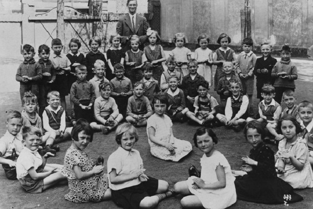 1933: Schulkinder in der Grundschule in Berlin-Gritz (Foto aus Fotoband