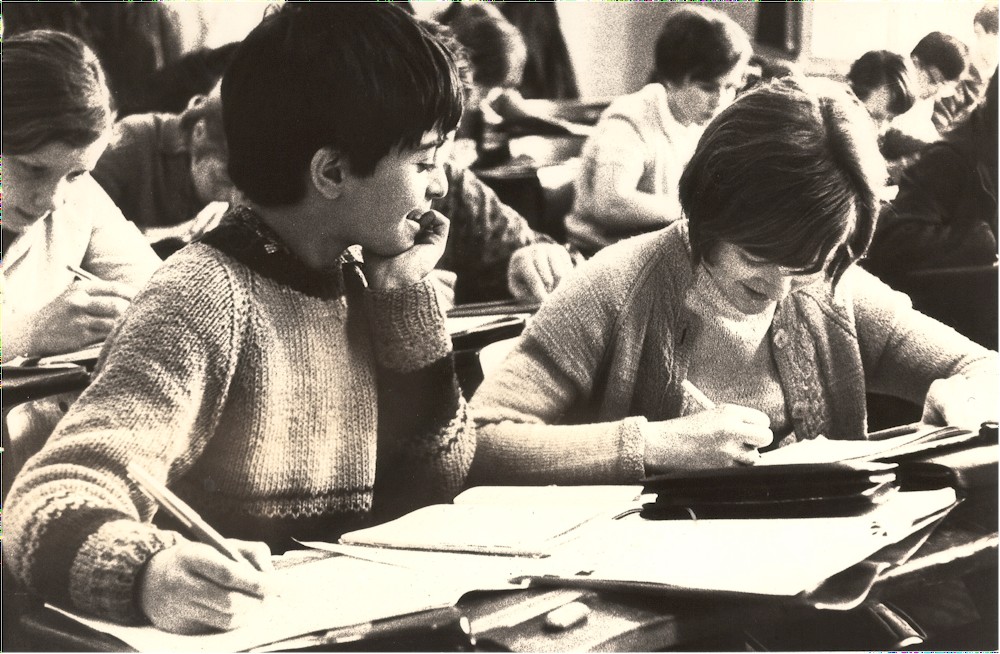 Yadegar Asisi und Mitschülerin 1968 im Schulunterricht in Leipzig (Foto Frank Voigländer) 