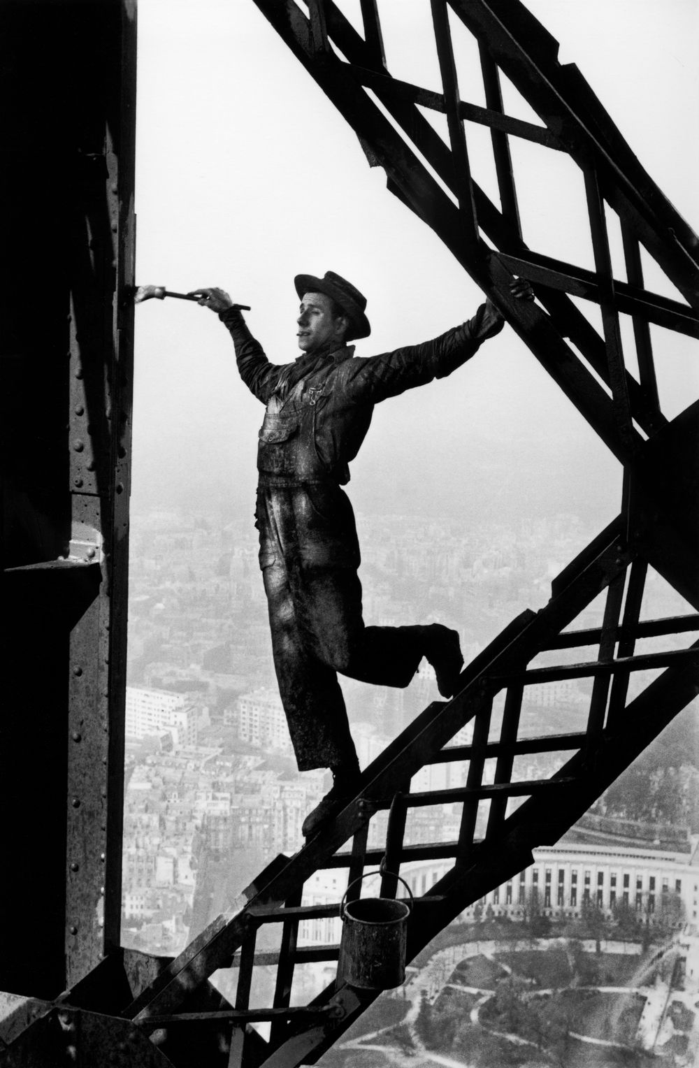 Maler auf dem Eifel-Turm in Paris 1953 - Alle Fotorechte: © Marc Riboud