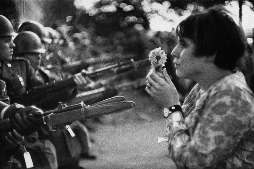 Junge Frau mit Blume während einer Demonstration gegen den Vietnam-Krieg in Washington D.C.(1967) - Alle Fotorechte: © Marc Riboud