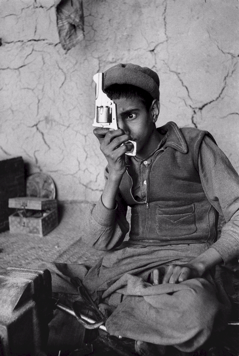 Junger Arbeiter in einer Waffenfabrik in Afghanistan (1956) – Alle Fotorechte © Marc Riboud 