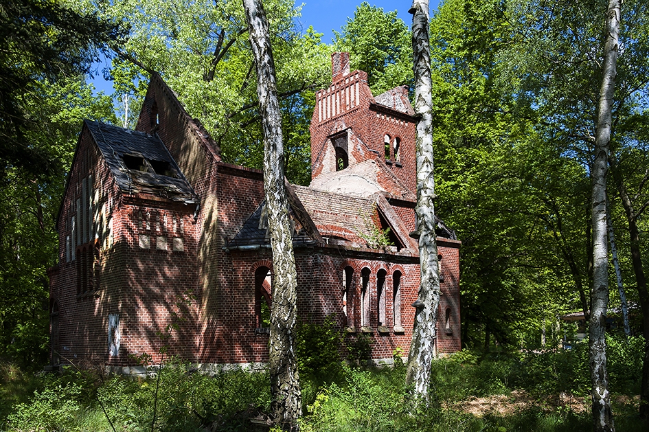 Die Kapelle am Seeufer mit ausgebranntem Turm (Foto: Rolf G. Wackenberg)